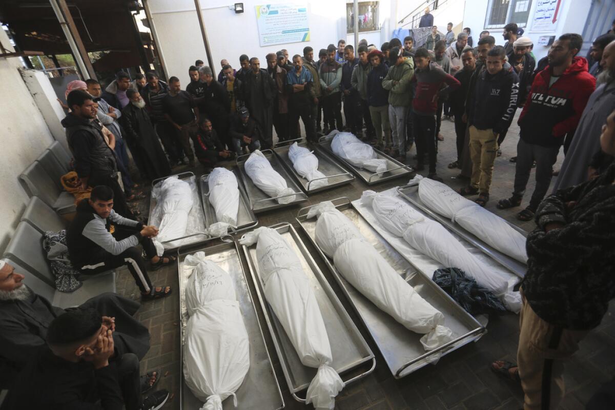 Palestinos velan los cadáveres de familiares muertos 