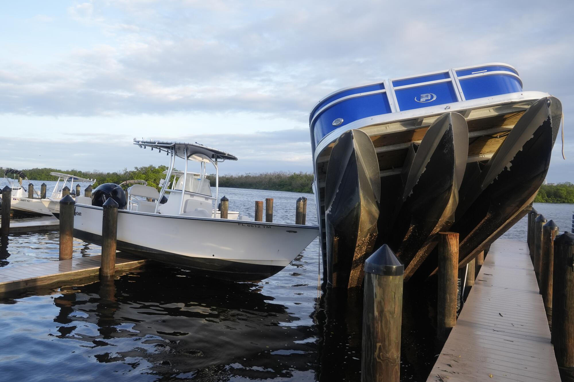 Pequeñas embarcaciones descansan en un muelle en Fort Myers, Florida, después de haber sido desacopladas durante el huracán Milton.