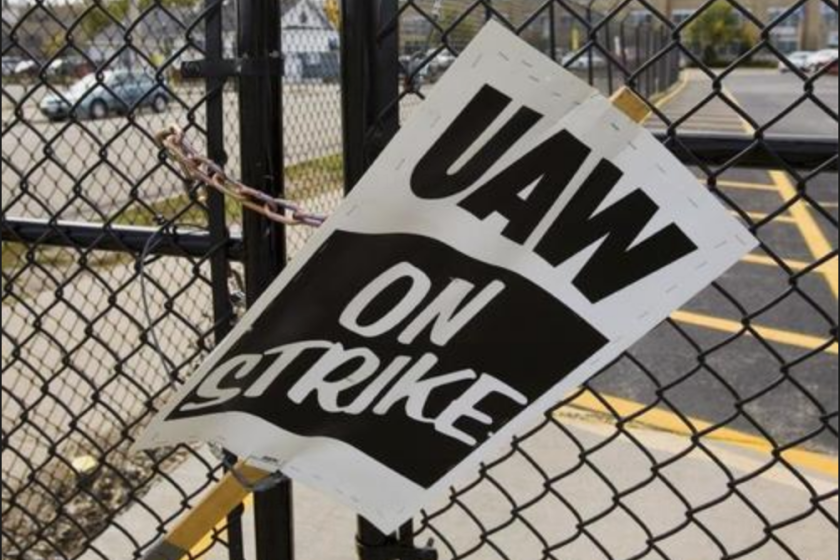 Una pancarta de huelga permanece en la puerta de la fábrica de General Motors (GM) en Janesville, Wisconsin (EEUU), durante una huelga organizada por el sindicato de trabajadores de la planta (United Auto Workers). EFE/Tannen Maury/Archivo