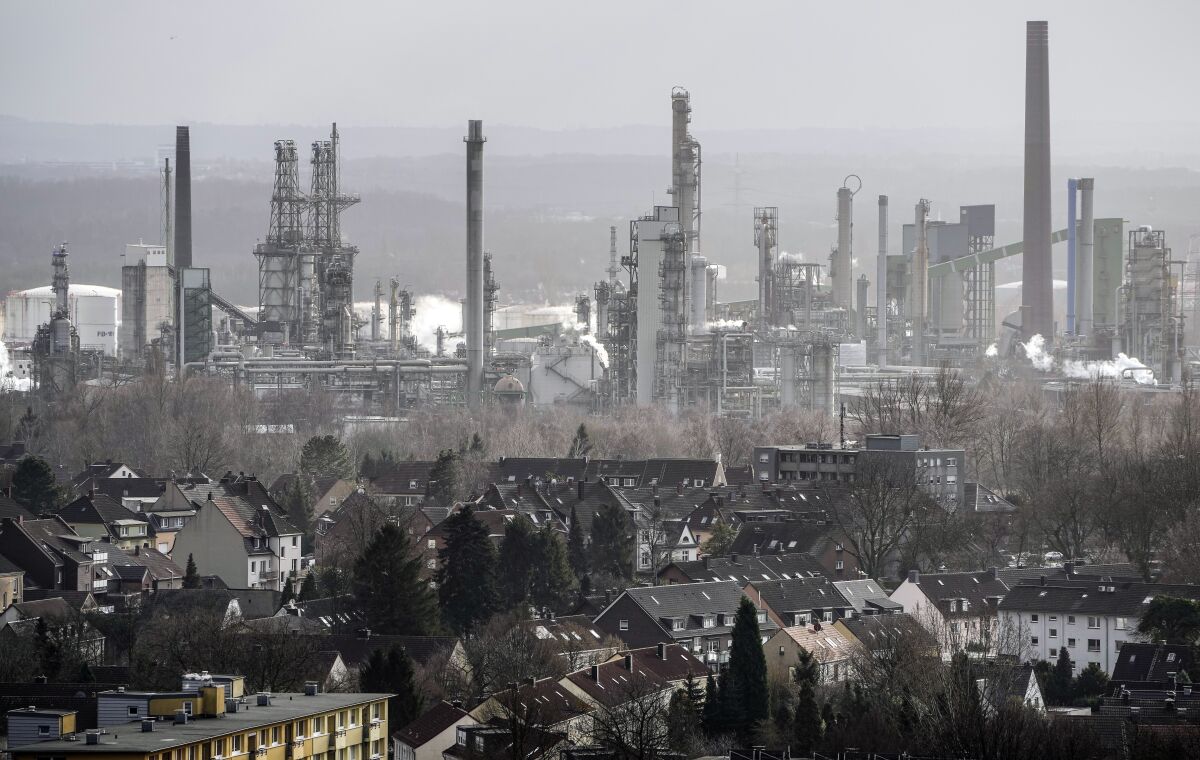Esta fotografía muestra la segunda mayor refinería de BP en Alemania, el lunes 30 de enero de 2023, en Gelsenkirchen, Alemania. (AP Foto/Martin Meissner)