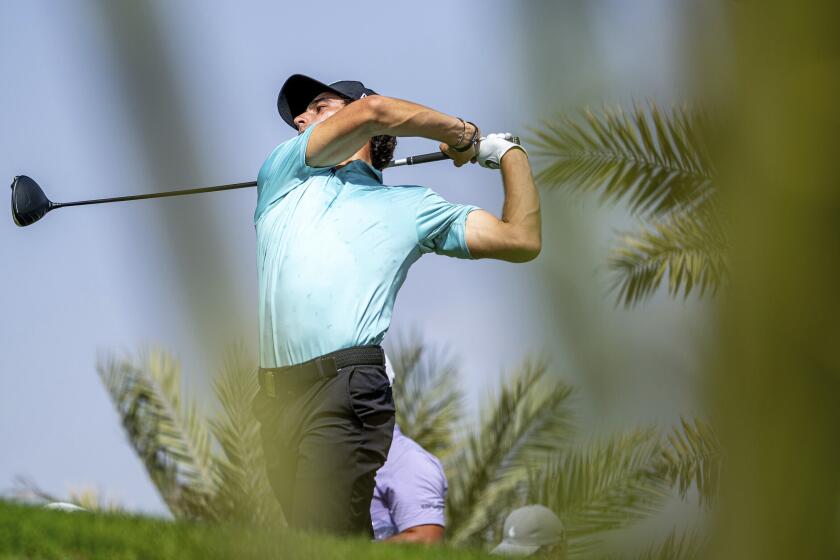 Joaquín Niemann durante la primera ronda del torneo LIV en el Royal Greens Golf & Country Club, el viernes 1 de marzo de 2024, en King Abdullah Economic City, Arabia Saudí. (Charles Laberge/LIV Golf vía AP)