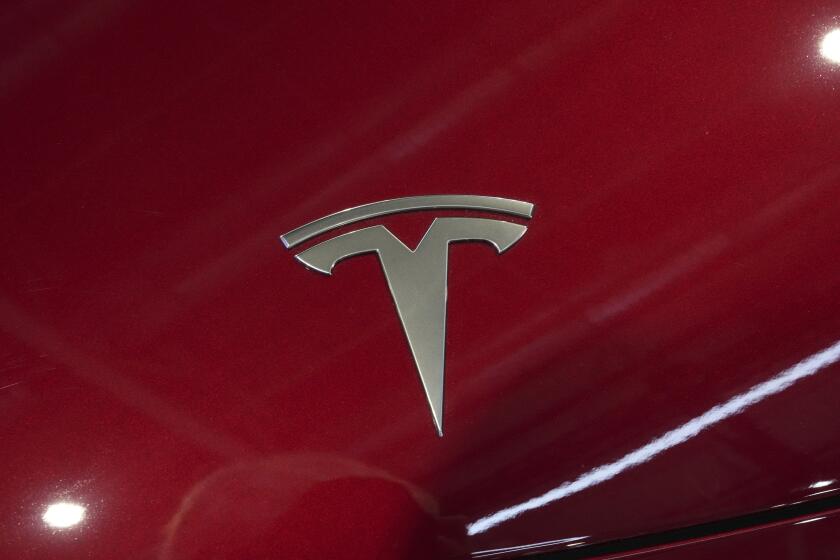 El logo de un Tesla, fotografiado en la Feria del Automóvil de París, en París, el 14 de octubre de 2024. (AP Foto/Michel Euler)