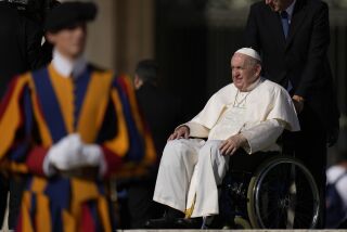 El papa Francisco, en silla de ruedas, asiste a la audiencia general semanal en la Plaza de San Pedro, Vaticano, 5 de octubre de 2022. (AP Foto/Alessandra Tarantino)