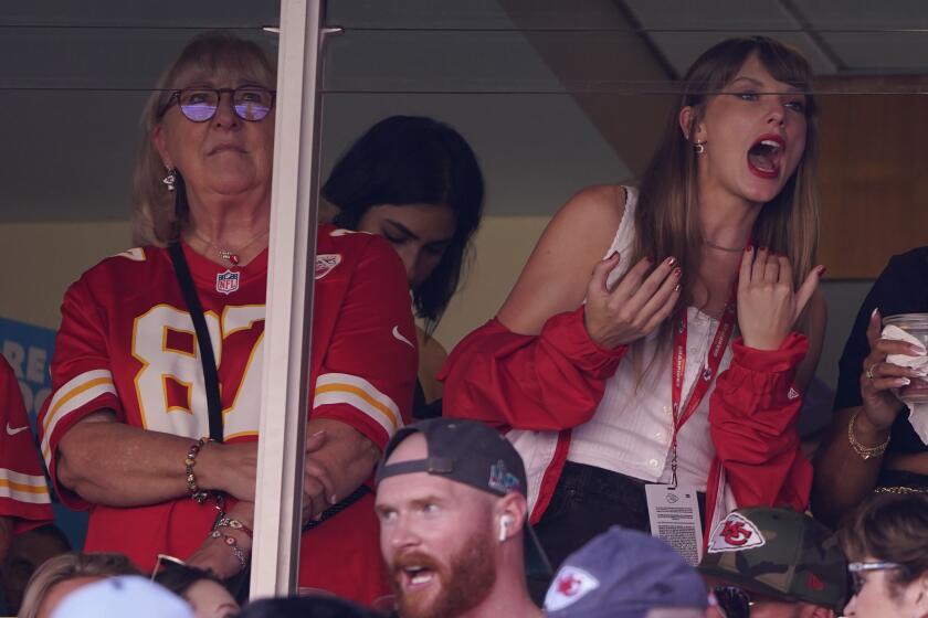 Taylor Swift (derecha) observa desde una suite junto a la madre de Travis Kelce, Donna Kelce, en el Arrowhead Stadium durante la primera mitad del juego de NFL entre los Chicago Bears y los Kansas City Chiefs, en Kansas City, Misuri. Domingo 24 de septiembre de 2023. (AP Foto/Ed Zurga)