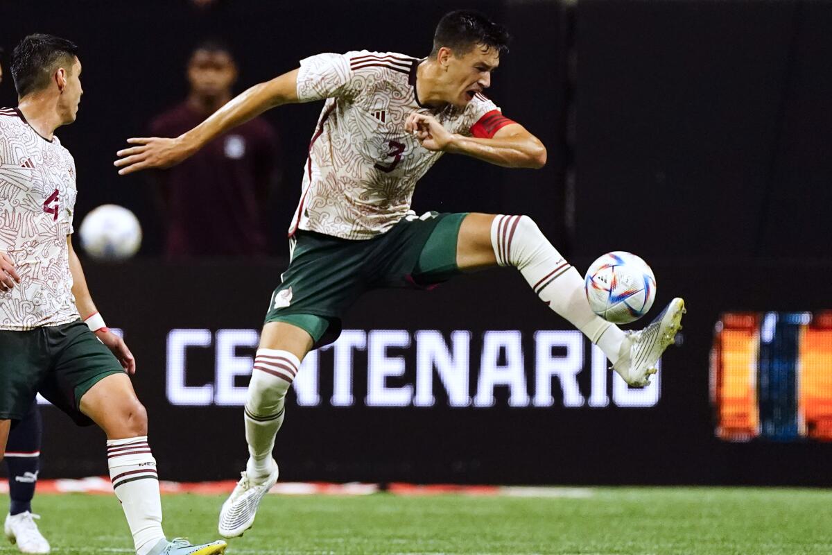 El mexicano César Montes controla el balón en partido amistoso frente a Paraguay,