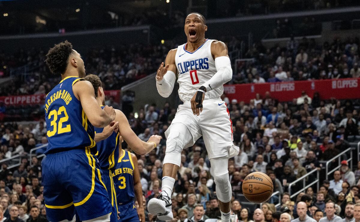Clippers guardı Russell Westbrook, Golden State Warriors forveti Trayce Jackson-Davis'in önünde smaç bastıktan sonra bağırıyor.