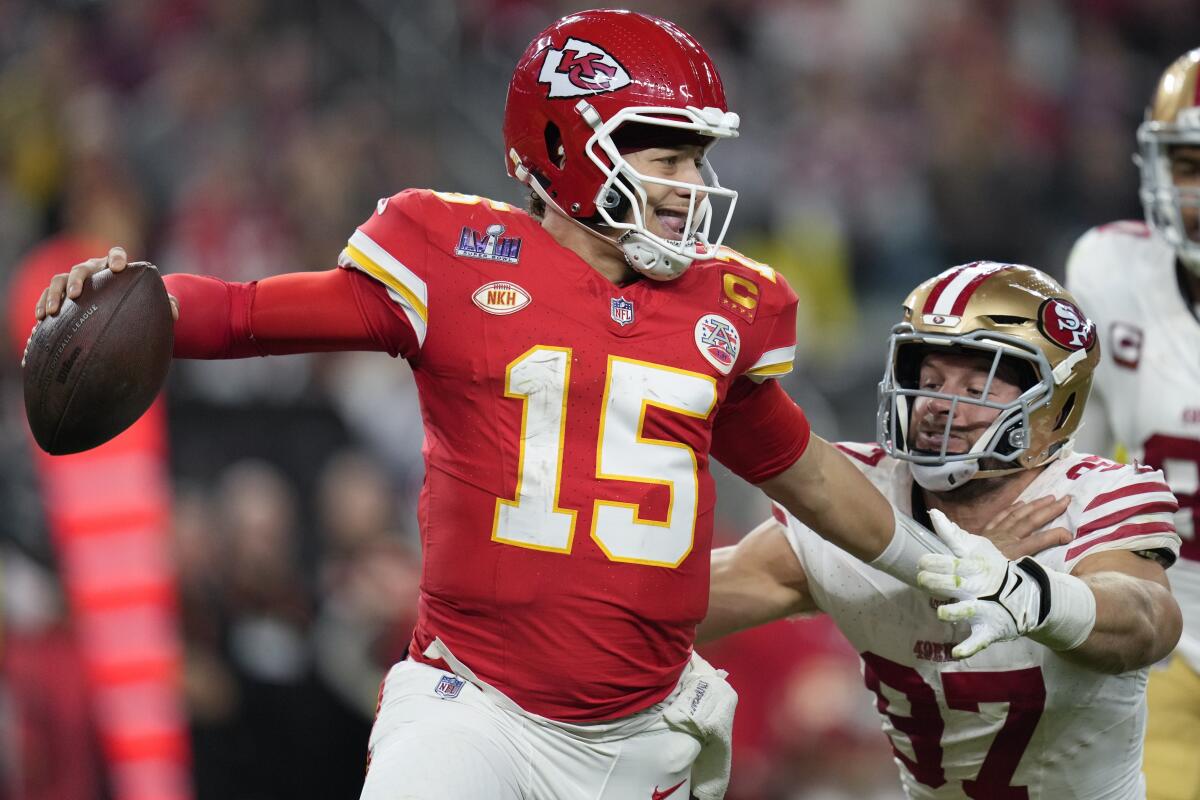 San Francisco 49ers verdedigingseinde Nick Bosa achtervolgt Kansas City Chiefs quarterback Patrick Mahomes tijdens Super Bowl LVIII.