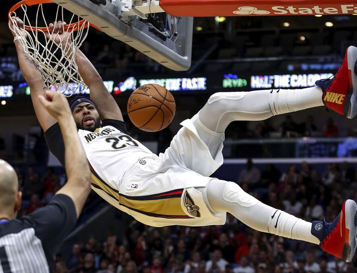 Pelicans forward Anthony Davis dunks against the Clippers during a game on Nov. 11, 2017.
