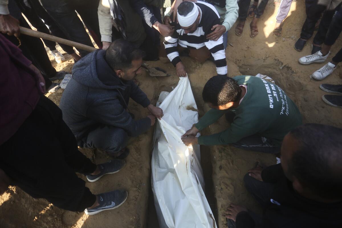 Palestinos entierran a Abdul Rahman Muamm, de 4 años, fallecido en un bombardeo israelí en la Franja 