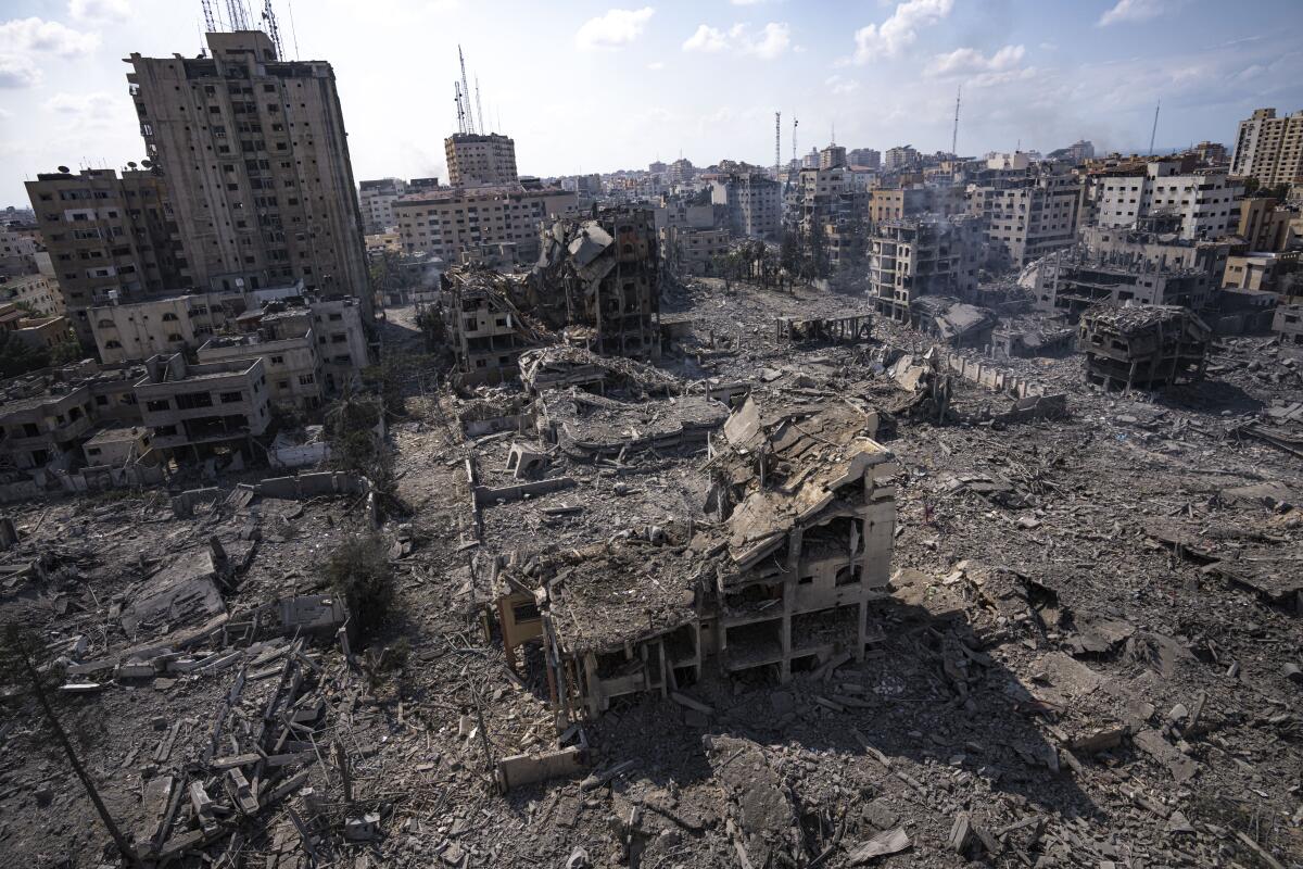 Escombros de edificios destruidos por un ataque aéreo israelí, el 10 de octubre de 2023, en Ciudad de Gaza.