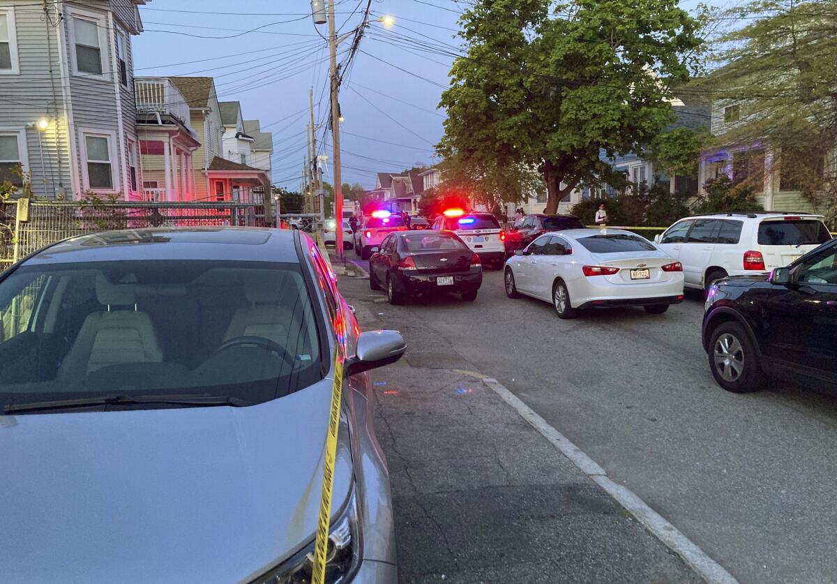 Autoridades acuden a la escena de un tiroteo en el que varias personas resultaron heridas, en Providence