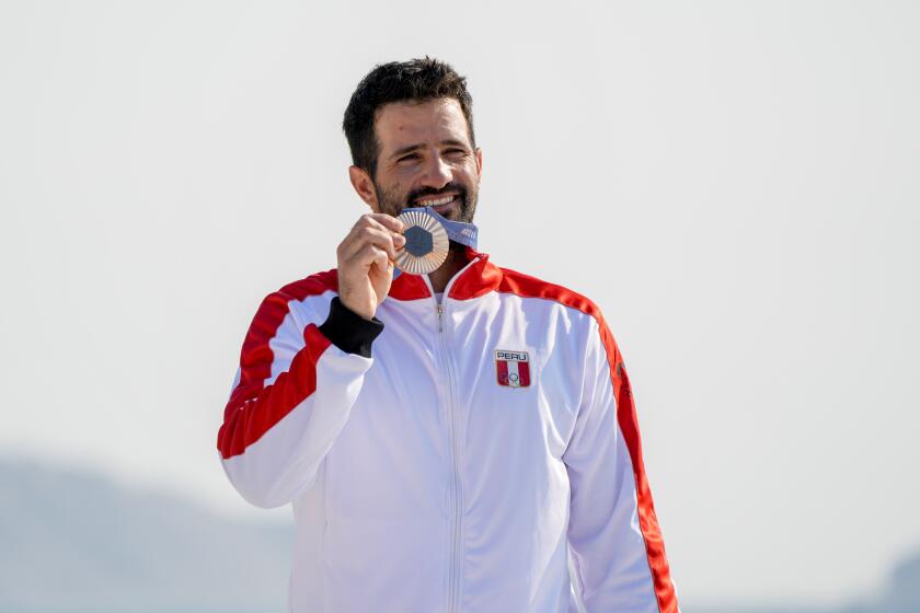 El peruano Stefano Peschiera muestra su medalla olímpica de bronce obtenida en la vela, categoría dingui, el miércoles 7 de agosto de 2024, en Marsella, Francia (AP Foto/Jacquelyn Martin)