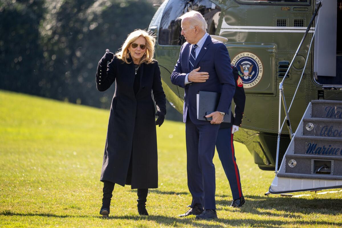 El presidente de Estados Unidos, Joe Biden (derecha), y la primera dama, Jill Biden,