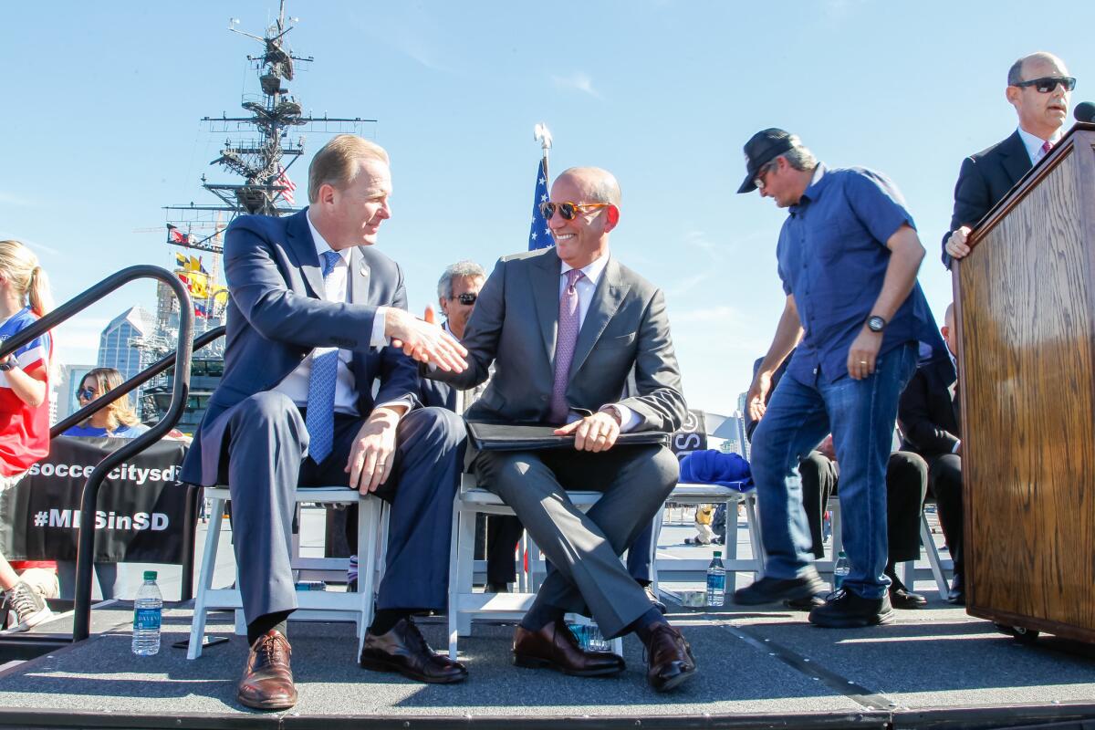 Ready El alcalde de San Diego, Kevin Faulconer, y el comisionado de la MLS, Don Garber, se dan la mano durante la presentación de la propuesta para traer a un equipo de futbol profesional a la ciudad que tuvo lugar sobre la cubierta del portaaviones y museo USS Midway.