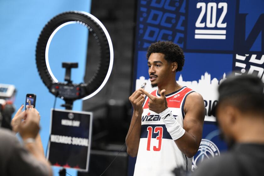 El guardia de los Wizards de Washington, Jordan Poole, realiza un anuncio en redes sociales durante el día de medios de la NBA, el 30 de septiembre del 2024 en Washington. (AP Foto/Nick Wass)