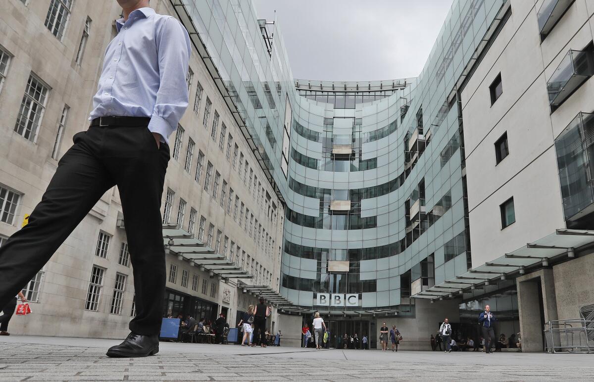 En imagen de archivo muestra la entrada principal de la sede de la BBC en Londres.