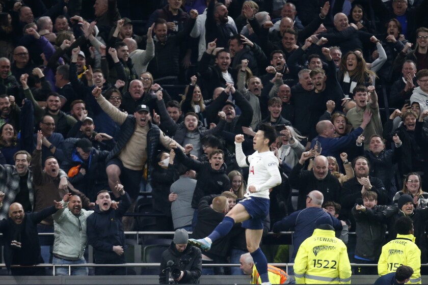 Son Heung-min celebra tras anotar el tercer gol de Tottenham en la victoria 3-1 ante West Ham