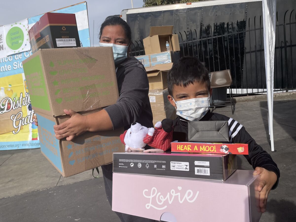 Las familias recibieron juguetes, cajas de alimentos y productos de higiene personal en Monte Sion Center.