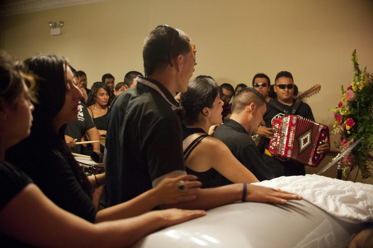 Las funerarias, que ya conocen bien cómo prevenir enfermedades, están implementando protocolos aún más estrictos para manejar cuerpos infectados con el nuevo coronavirus. Imagen de archivo.