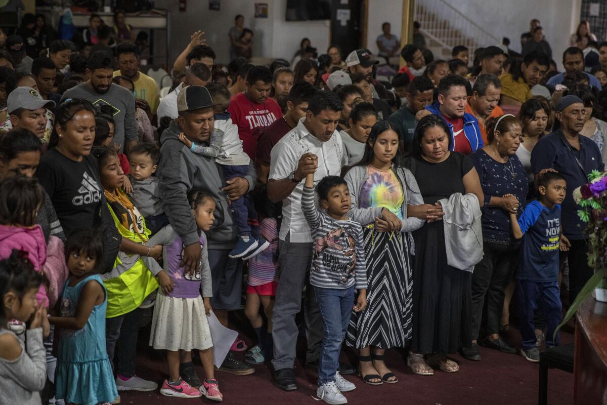 Migrantes mexicanos, muchos del estado de Michoacán, asisten al servicio religioso del refugio cristiano 