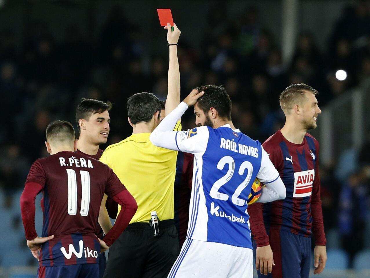 GRA651. SAN SEBASTIÁN, 28/02/2017.- El colegiado Undiano Mallenco (c) muestra la tarjeta roja al jugador del Eibar, Florian Lejeune (d) durante el partido de la vigésimo quinta jornada de Liga en Primera División que se disputa esta tarde en el estadio de Anoeta, en San Sebastián. EFE/Juan Herrero ** Usable by HOY and SD Only **