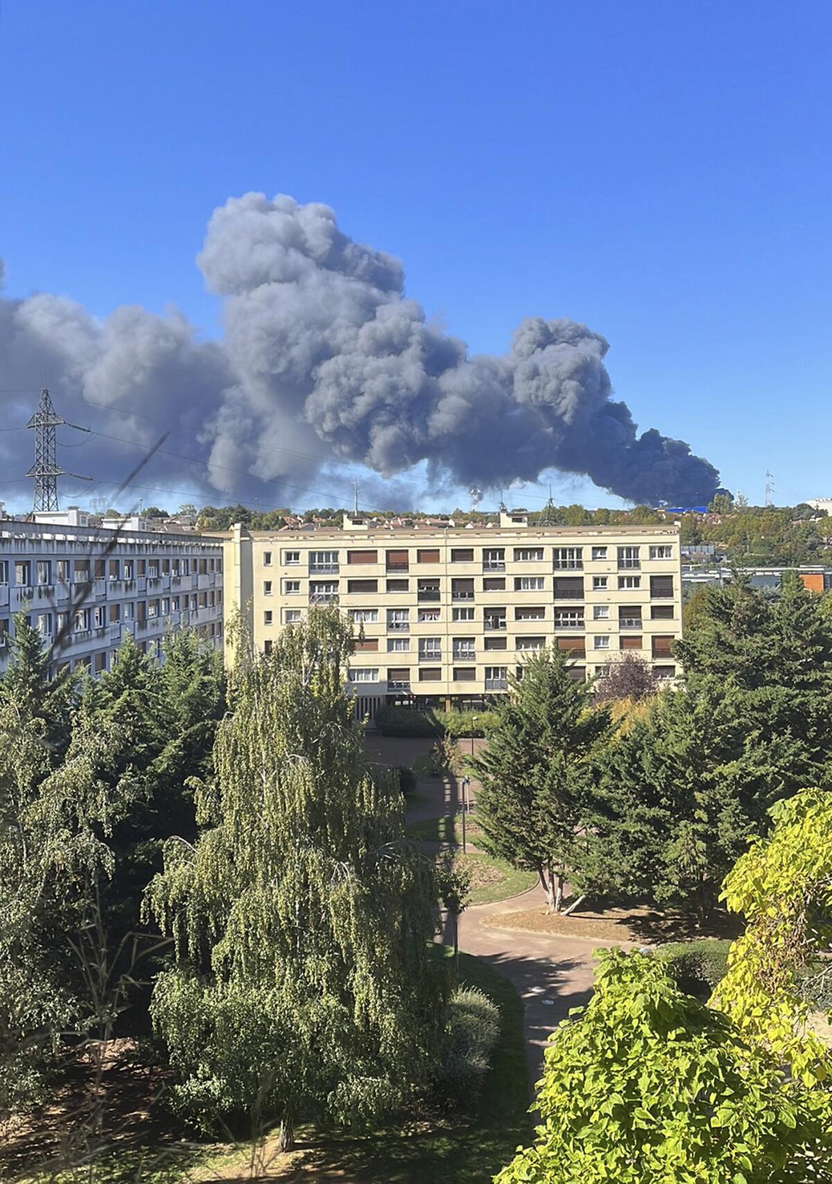 Vista del humo causado por un incendio en el Mercado de Rungis, un enorme centro de productos agrícolas y alimentos