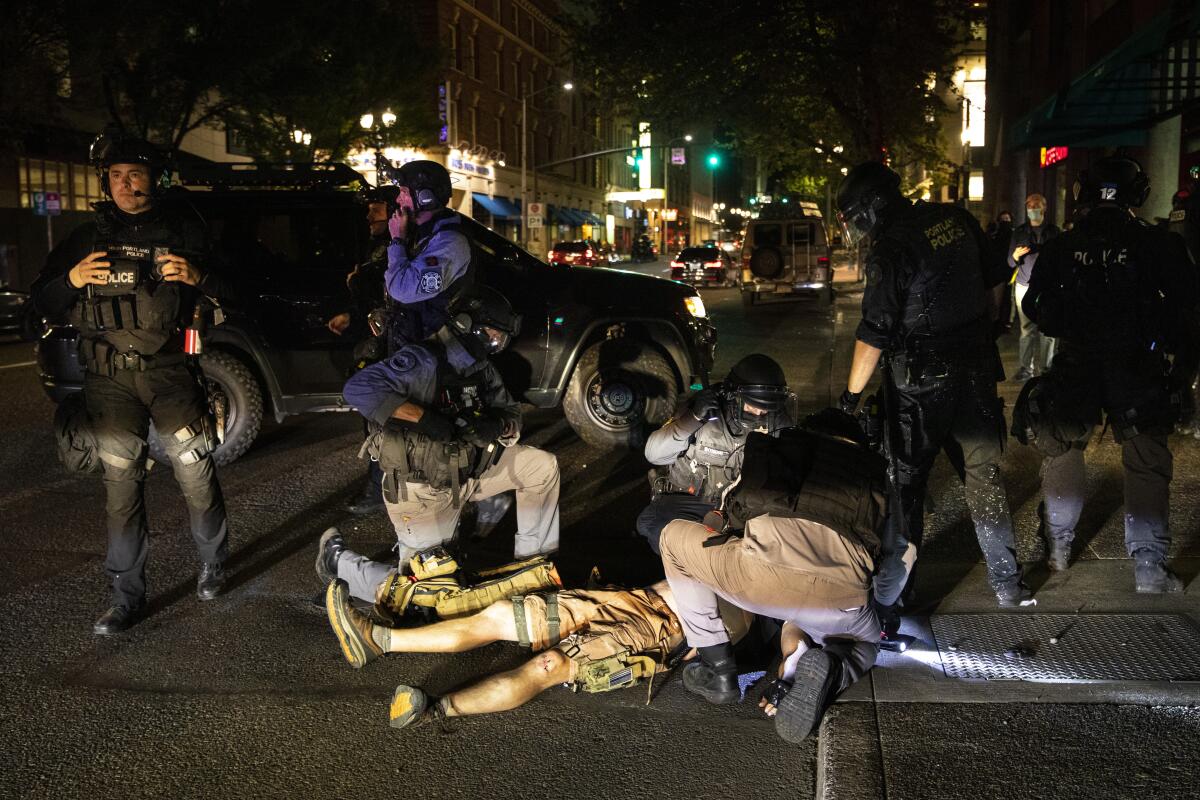 Un hombre recibe atención tras recibir un disparo en Portland, Oregon. 