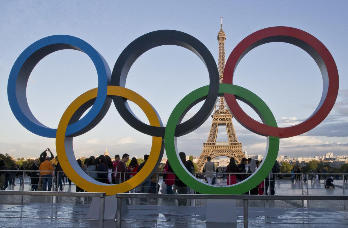 ARCHIVO - Foto del 14 de septiembre del 2017 los anillos olímpicos en la plaza Trocadero frente a la Torre Eiffel