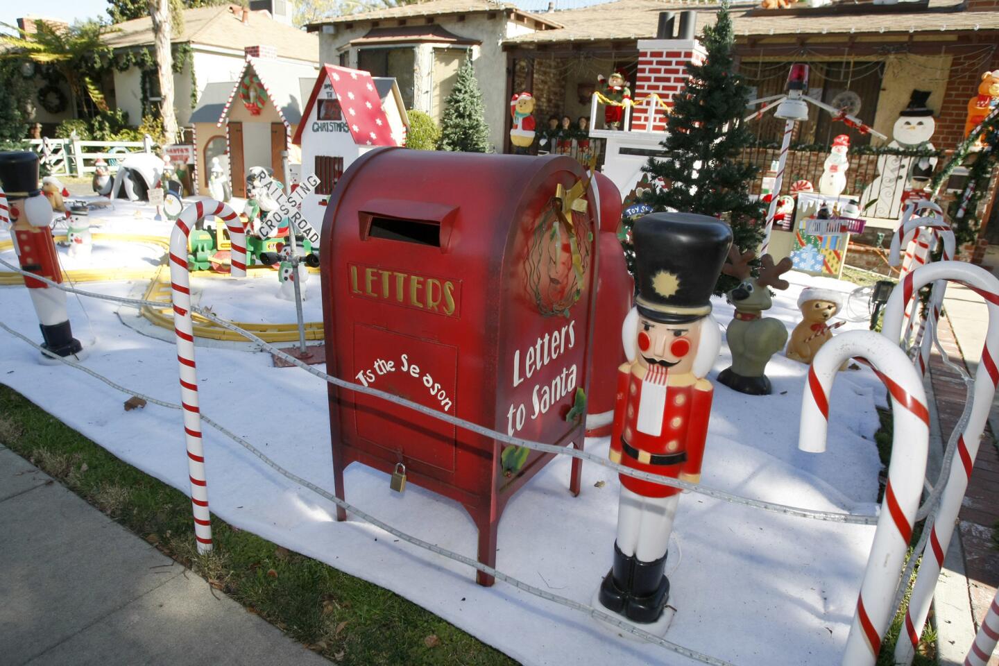 Photo Gallery: Burbank Civic Pride Committee's 2016 Holiday Decorating Contest winner