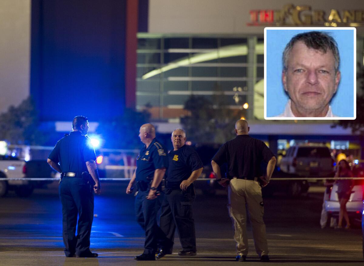 Varios agentes en una zona cercada por la policía alrededor del complejo comercial Grand Theatre de Lafayette, Louisiana, luego de un tiroteo la noche del jueves 23 de julio de 2015. (Paul Kieu/The Daily Advertiser vía AP)