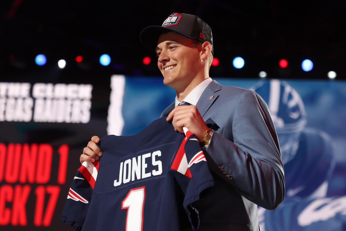 Patriots land their QB in first round, select Alabama's Mac Jones