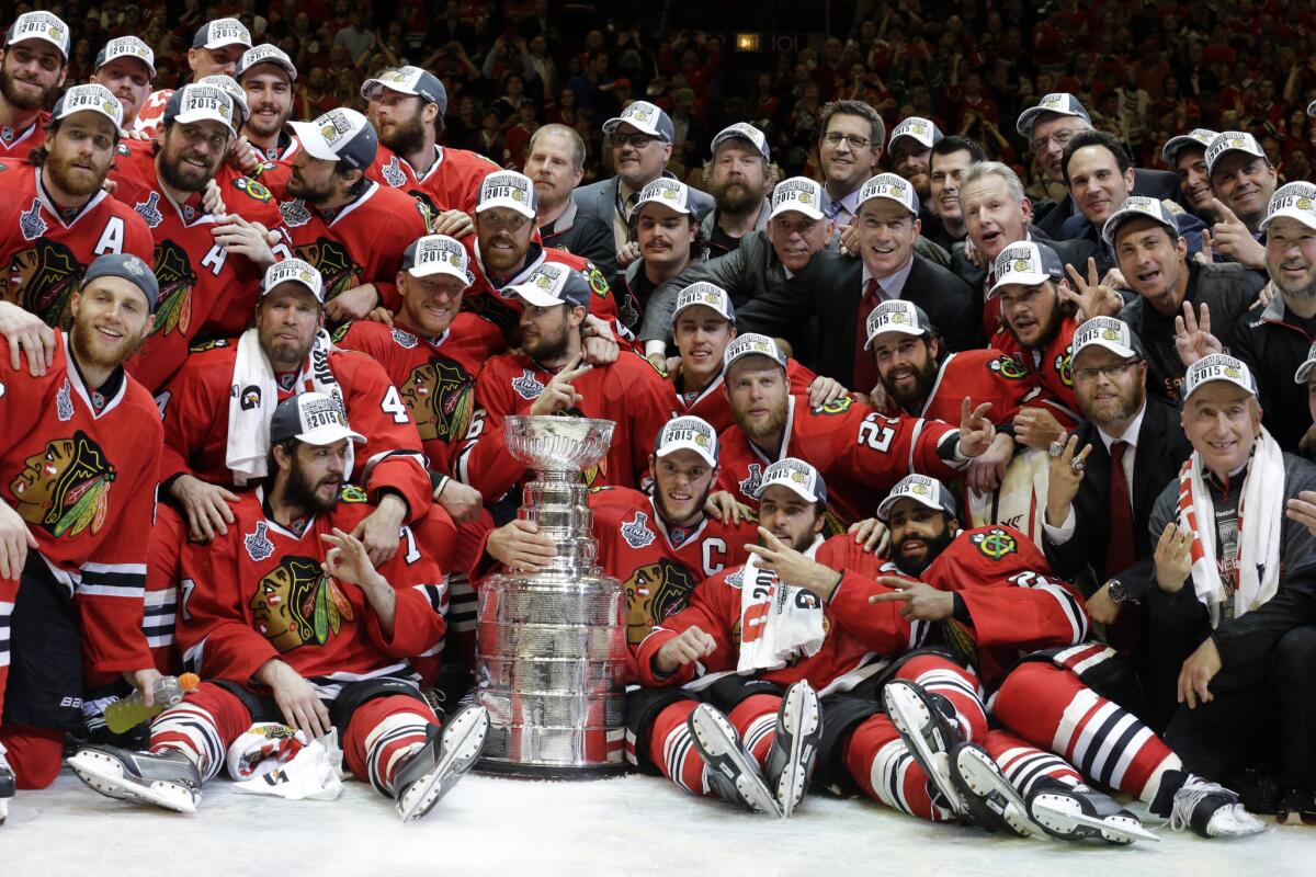 Jugadores de los Blackhawks de Chicago posando para una foto tras coronarse campeones de la NHL.