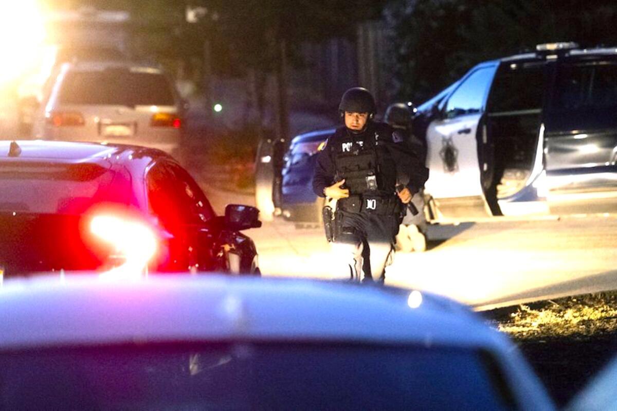 Policías trabajando en la escena de un tiroteo en el Festival del Ajo de Gilroy, en Gilroy, California.