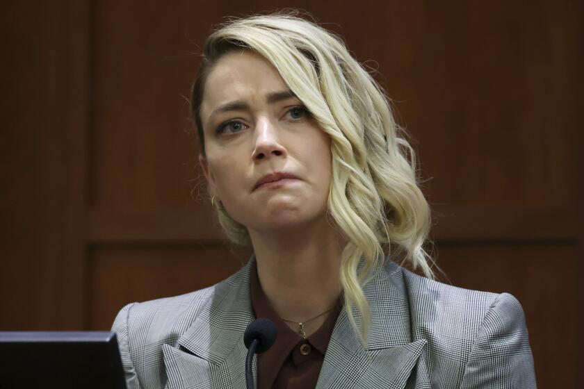 La actriz Amber Heard testifica en la Corte de Circuito del Condado de Fairfax en Fairfax, Virginia, el jueves 26 de mayo de 2022. El actor Johnny Depp demandó a Heard por difamación en el Tribunal de Circuito del Condado de Fairfax por un artículo de opinión publicado en diciembre de 2018 en el Washington Post en el que la actriz se describió a sí misma como “una figura pública que representa el abuso doméstico”. (Michael Reynolds/Pool Photo via AP)