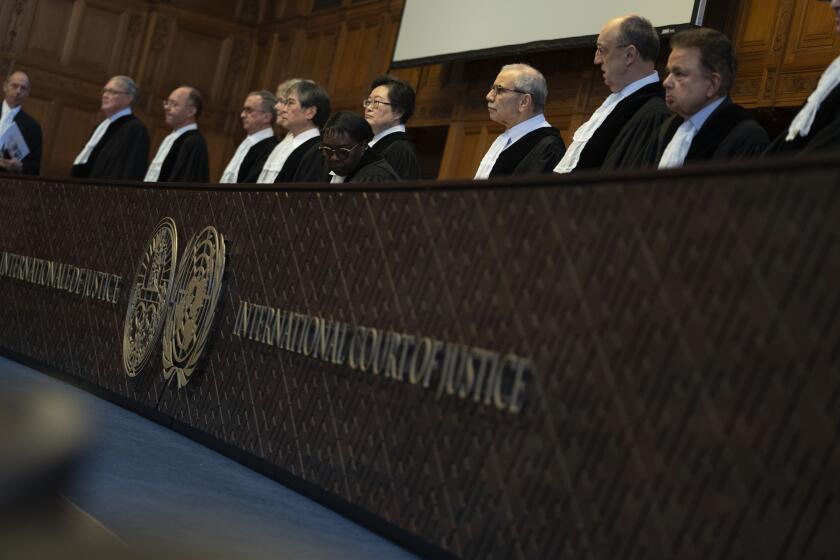 Los jueces ingresan a la Corte Internacional de Justicia en La Haya, Holanda, el jueves 23 de mayo de 2024. (AP Foto/Peter Dejong)