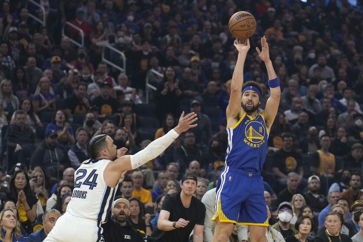 The Warriors' Klay Thompson shoots over the Grizzlies' Dillon Brooks (24) on May 13, 2022.