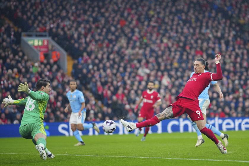 Darwin Nú?ez (derecha) de Liverpool remata ante el arquero Stefan Ortega del Manchester City en el partido de la Liga Premier, el 10 de marzo de 2024. (AP Foto/Jon Super)