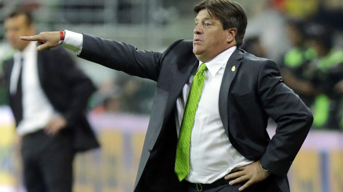 Miguel Herrera, entrenador de México, en el juego ante Brasil.