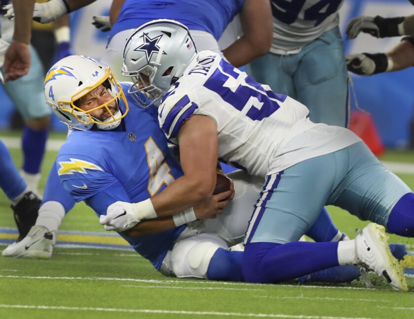 L'ailier défensif des Cowboys de Dallas Mike Tafua limoge le quart-arrière des Chargers Chase Daniel au quatrième quart.