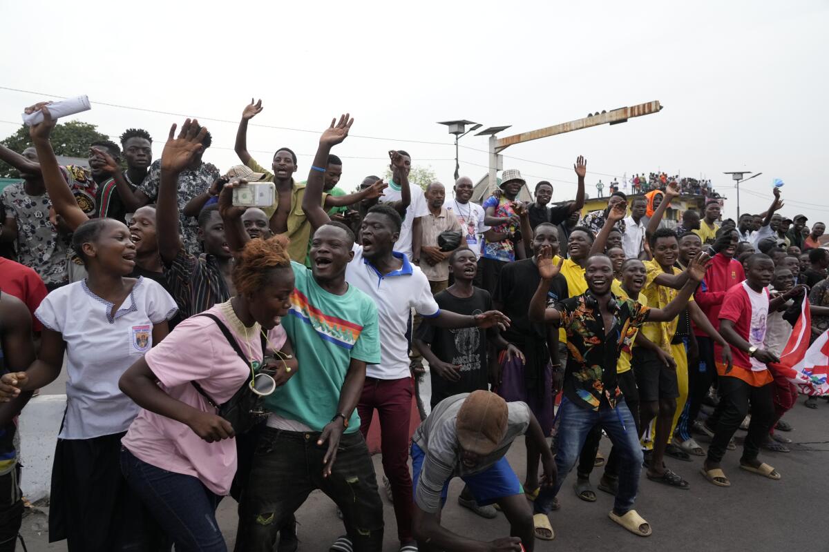 Personas esperando ver al papa Francisco, en Kinsasa, República Democrática del Congo, el 31 de enero de 2023. 
