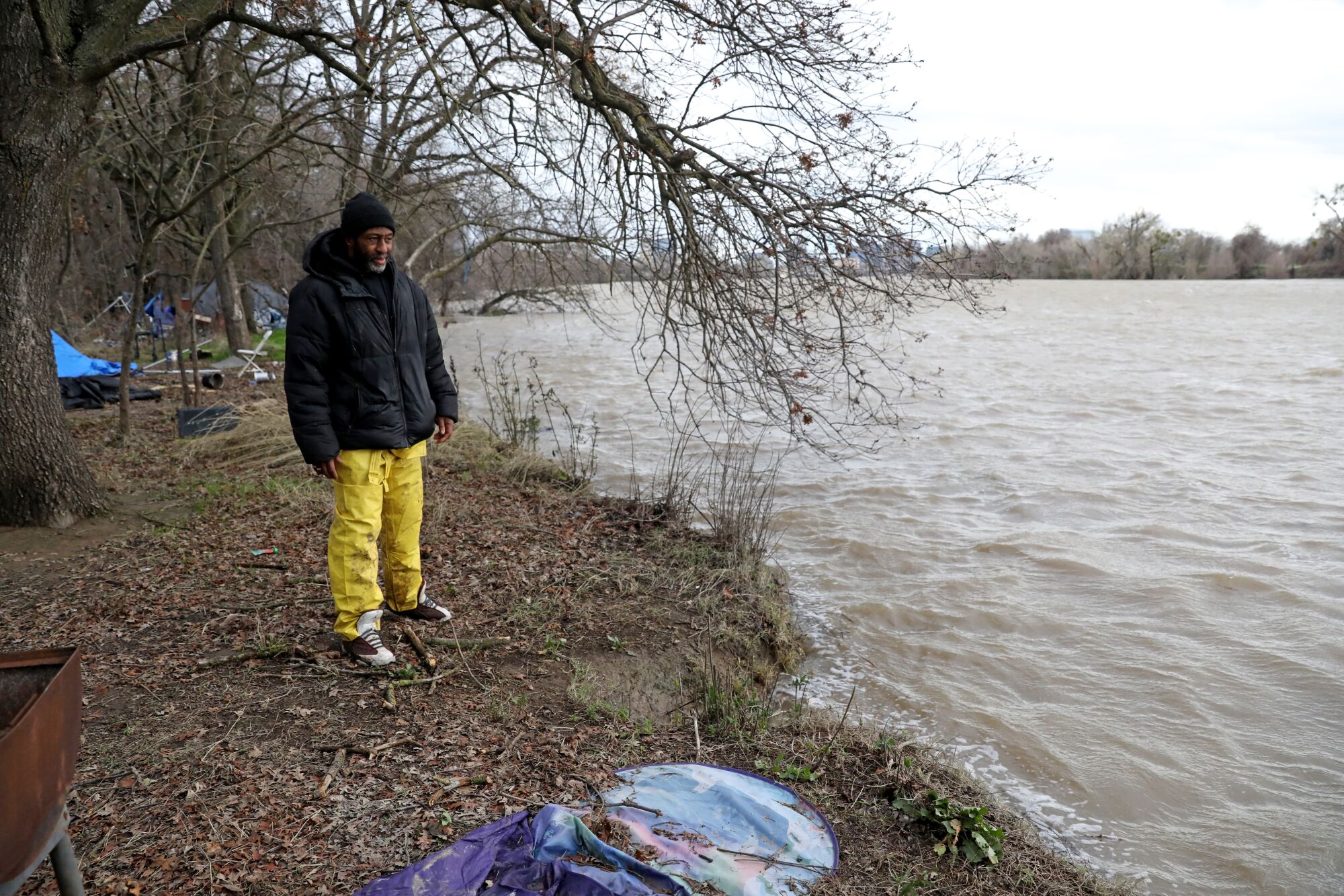 Woods vérifie le niveau d'eau près du campement.