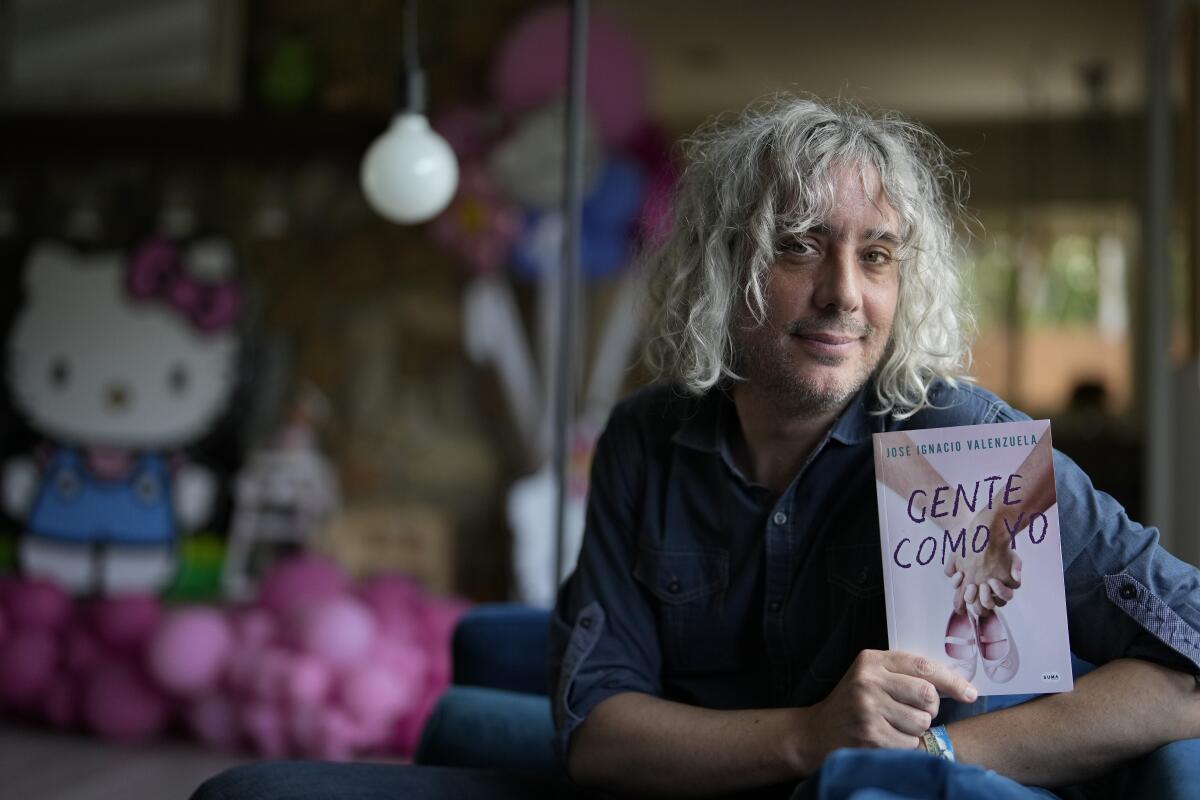 El escritor José Ignacio Valenzuela posa con su más reciente libro "Gente como yo" 