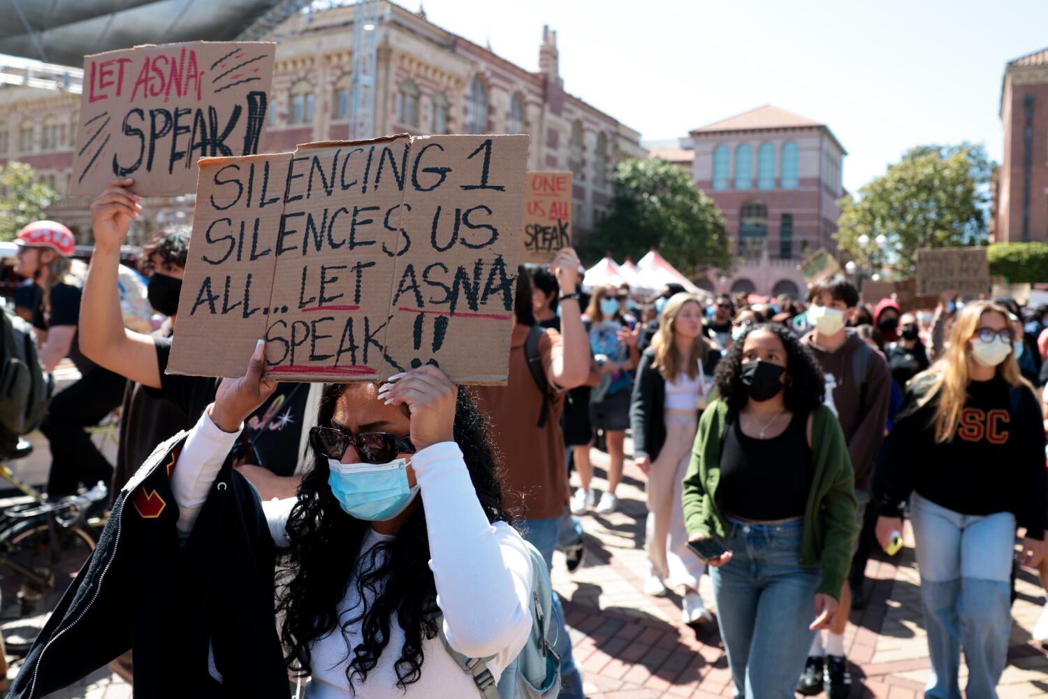 Image for display with article titled USC Students Protest the 'Silencing' of Valedictorian With Cancellation of Speech