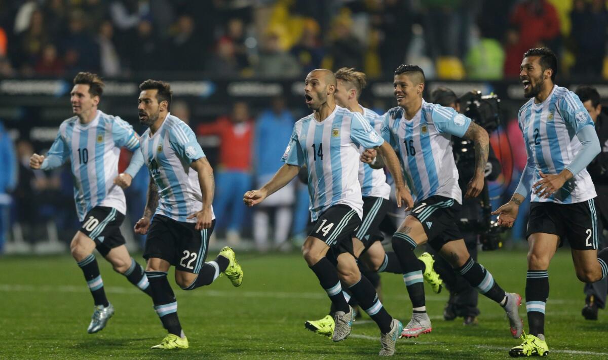 Messi (izq) y compañía corren para celebrar con Carlos Tevez, autor del gol del triunfo argentino.