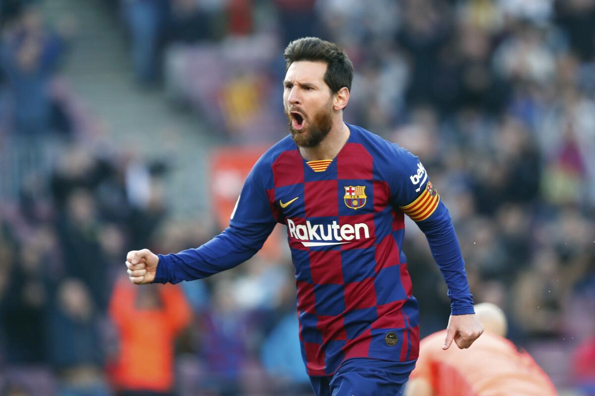 Lionel Messi celebra tras anotar un gol para el Barcelona en el partido contra el Eibar.
