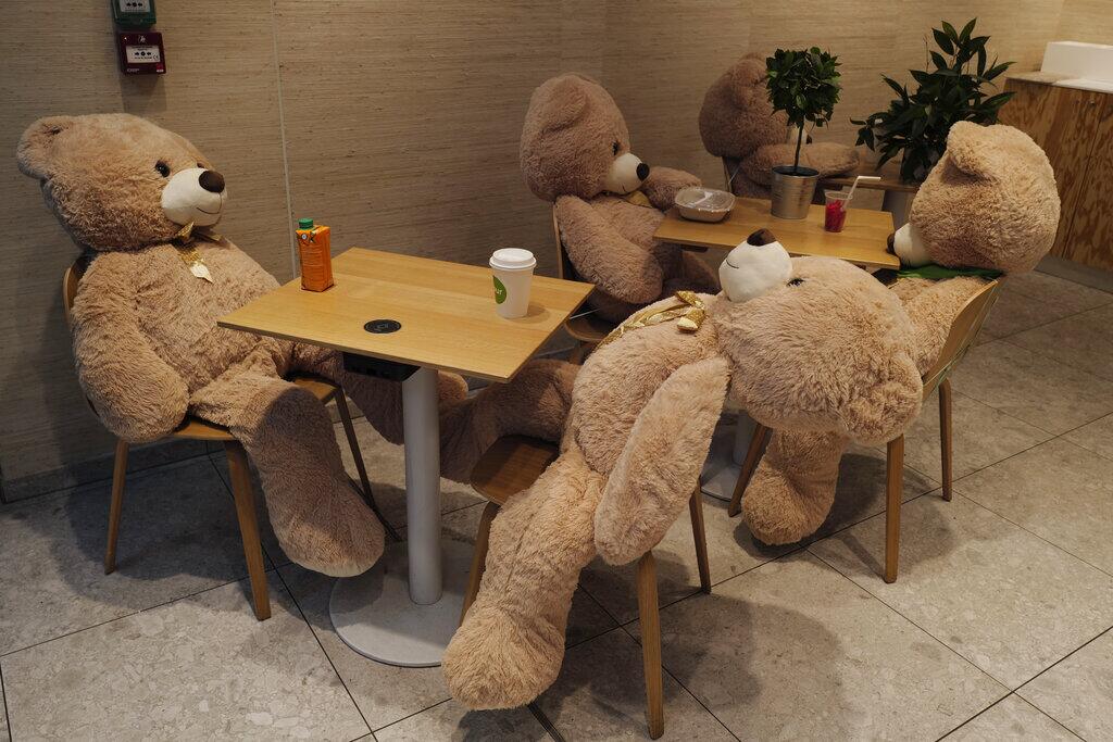 Osos de peluche gigantes de una cafetería en París