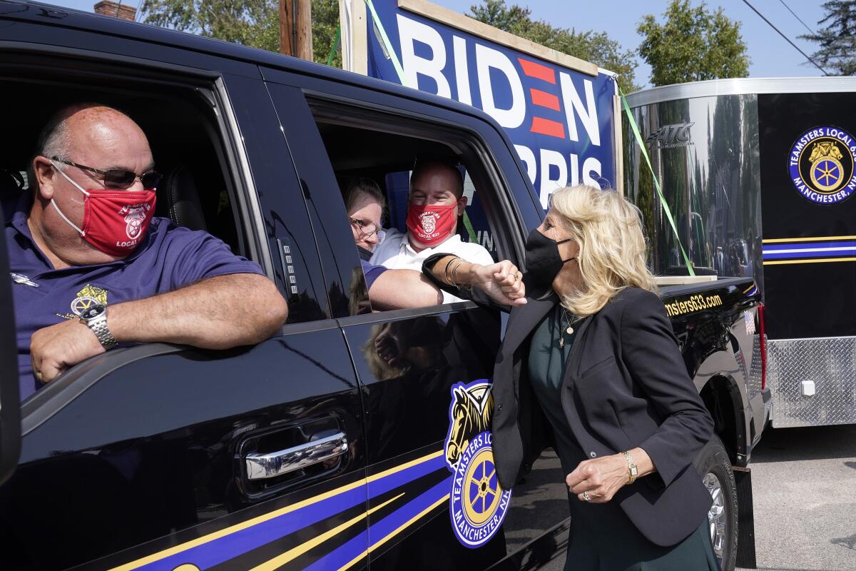 ARCHIVO -  Jill Biden, esposa del exvicepresidente demócrata Joe Biden, saluda 