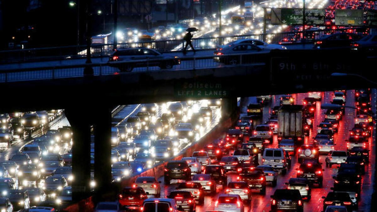 El tránsito en hora pico avanza a paso lento por Los Ángeles, la ciudad que, según los investigadores, cuenta con el peor tránsito vehicular en el país.