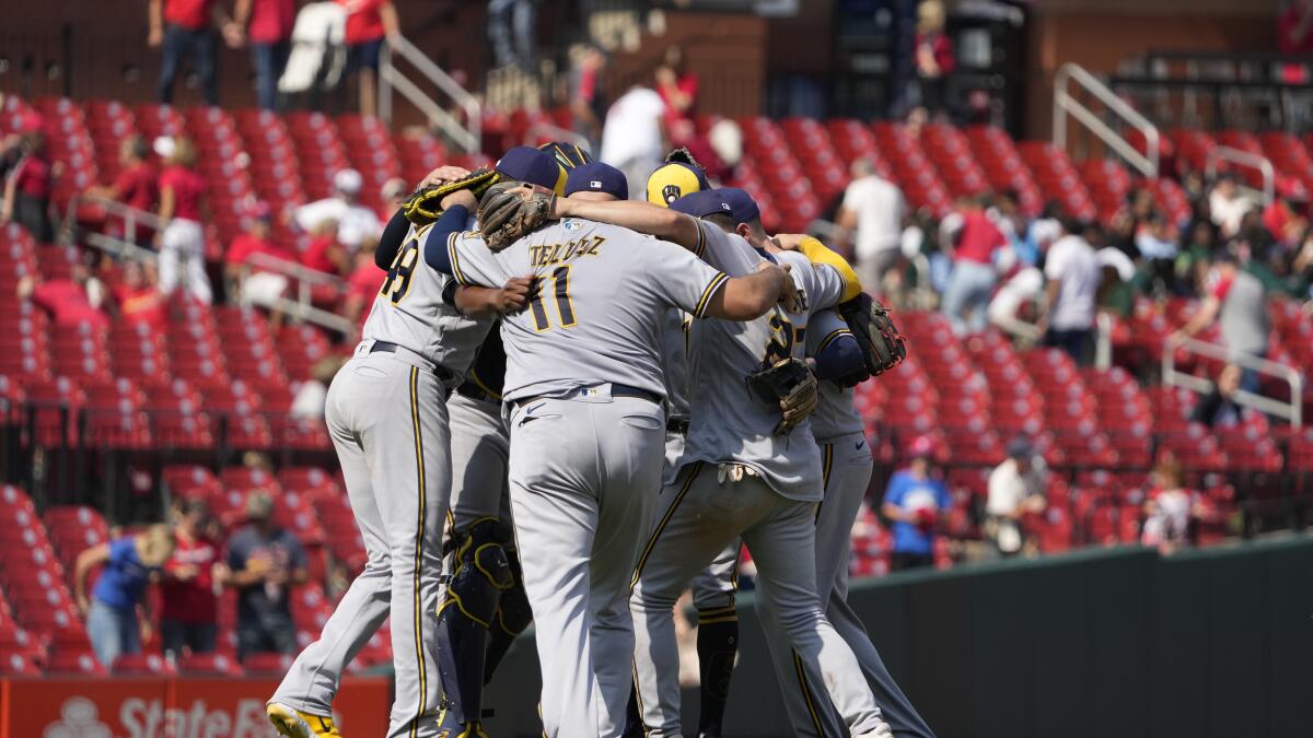 Fielder hits 42nd homer to take majors RBI lead, lift Brewers over