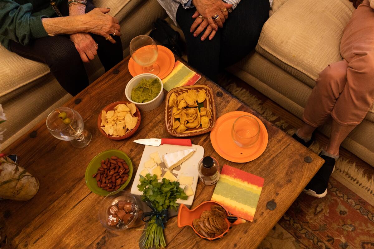 Aperitivos y bebidas en casa de Janed Guymon Casady, en Mission Hills, durante una reunión con amigos.